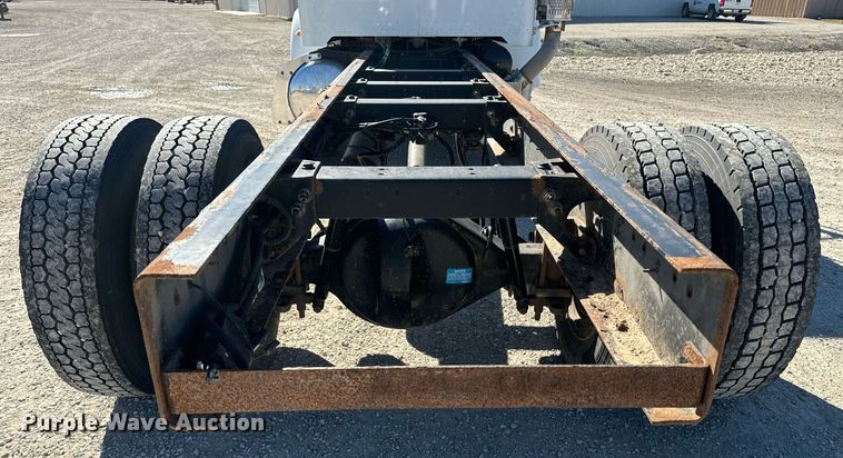image for item EE7852 2009 Peterbilt 335 truck cab and chassis