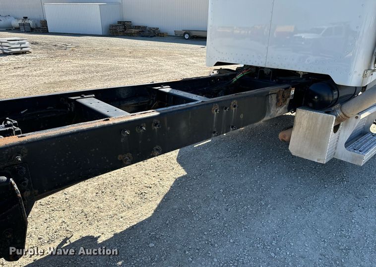 image for item EE7852 2009 Peterbilt 335 truck cab and chassis