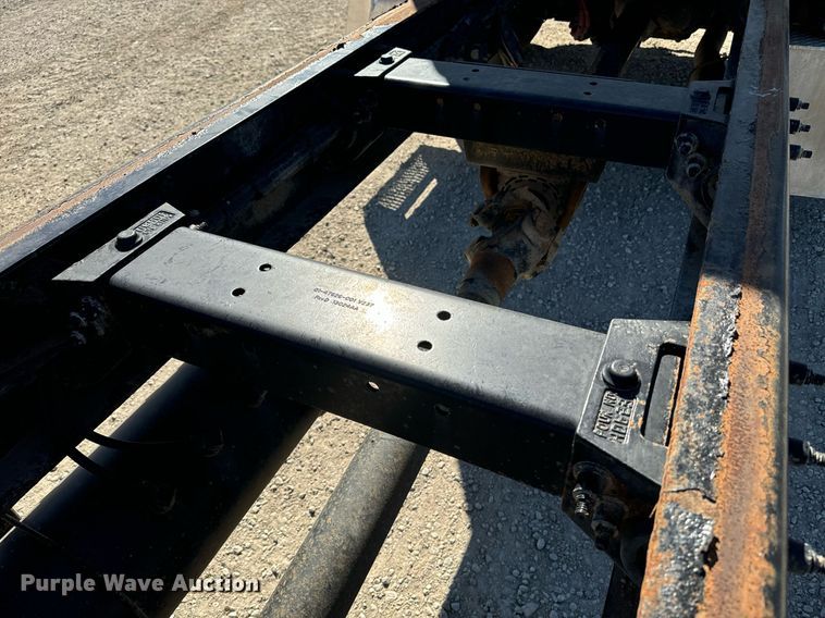 image for item EE7852 2009 Peterbilt 335 truck cab and chassis