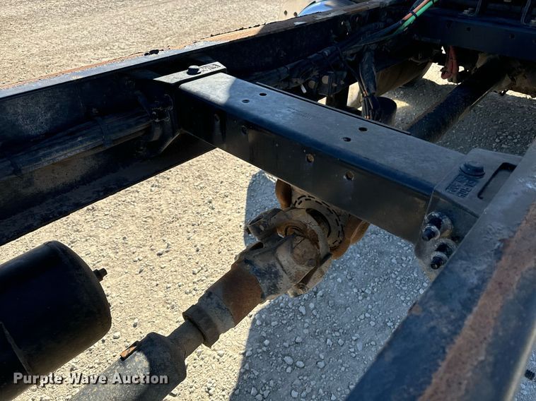 image for item EE7852 2009 Peterbilt 335 truck cab and chassis