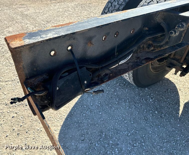 image for item EE7852 2009 Peterbilt 335 truck cab and chassis