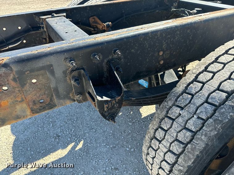 image for item EE7852 2009 Peterbilt 335 truck cab and chassis