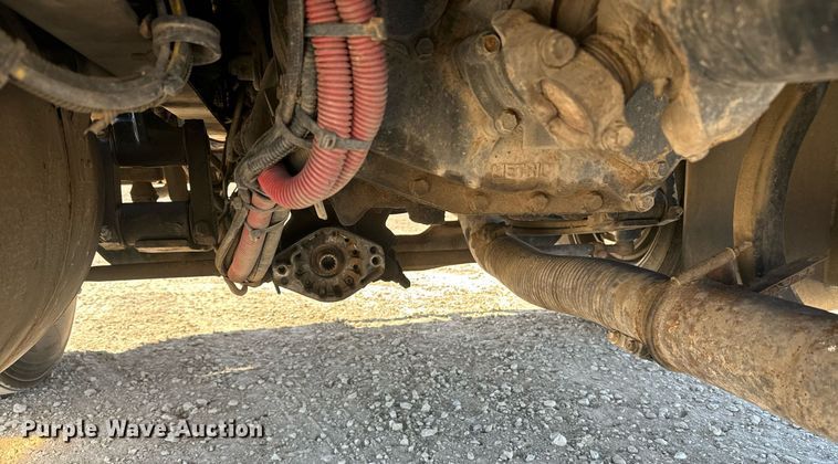 image for item EE7852 2009 Peterbilt 335 truck cab and chassis