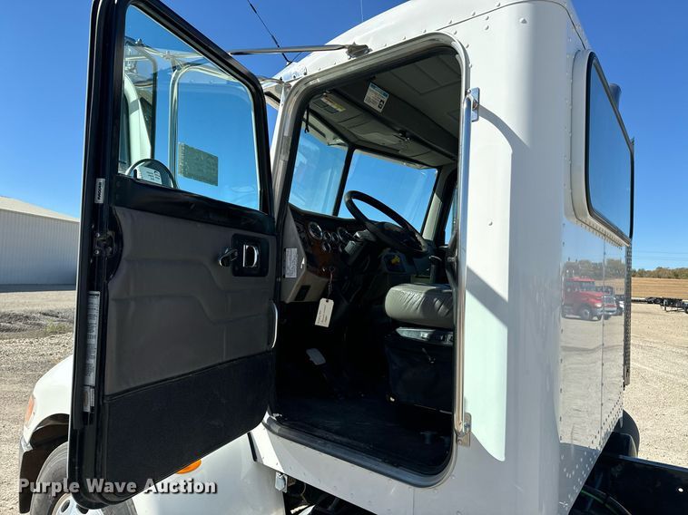 image for item EE7852 2009 Peterbilt 335 truck cab and chassis