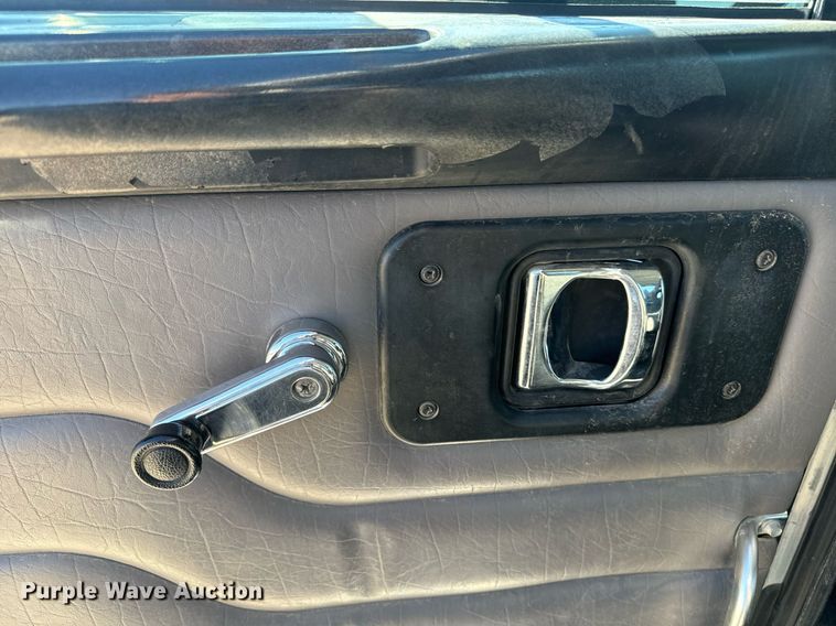 image for item EE7852 2009 Peterbilt 335 truck cab and chassis