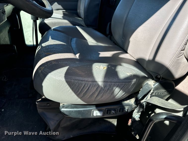 image for item EE7852 2009 Peterbilt 335 truck cab and chassis