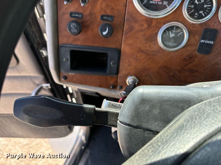 image for item EE7852 2009 Peterbilt 335 truck cab and chassis