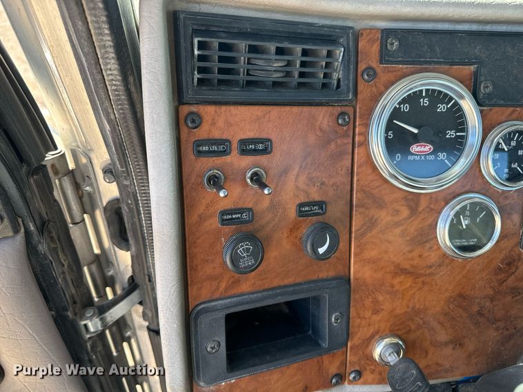 image for item EE7852 2009 Peterbilt 335 truck cab and chassis