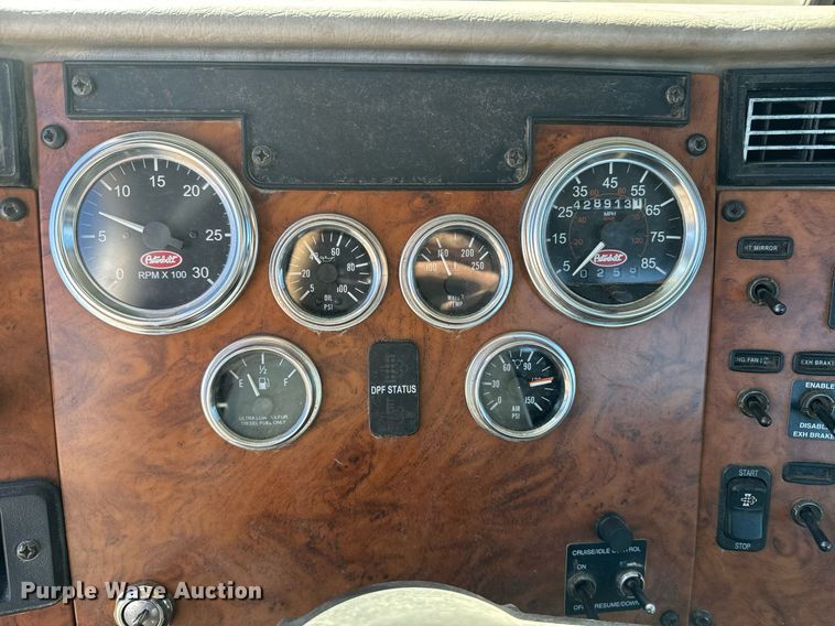 image for item EE7852 2009 Peterbilt 335 truck cab and chassis