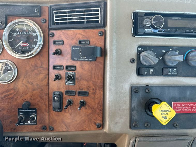 image for item EE7852 2009 Peterbilt 335 truck cab and chassis