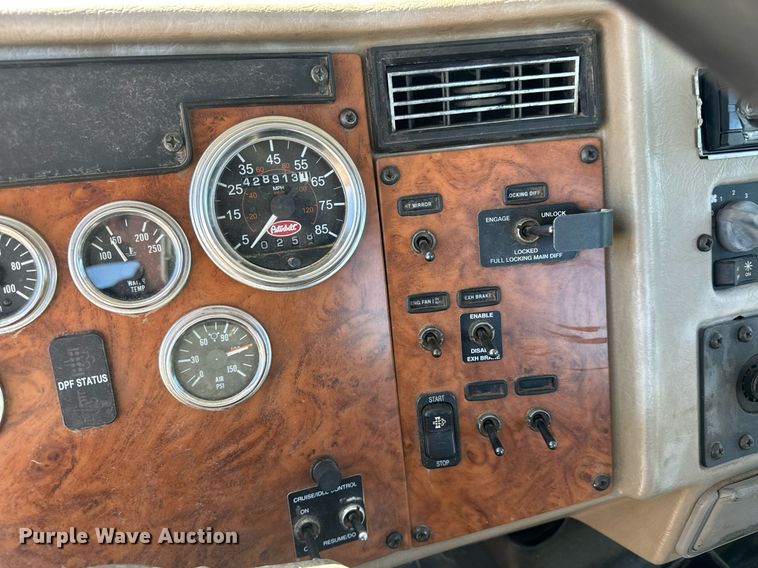 image for item EE7852 2009 Peterbilt 335 truck cab and chassis