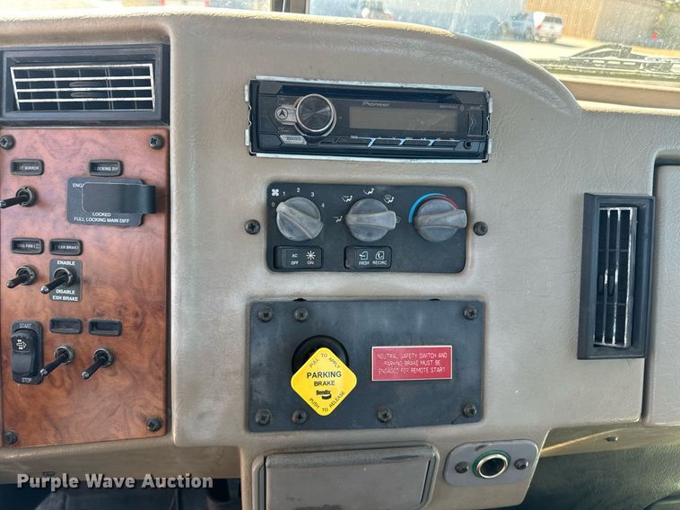 image for item EE7852 2009 Peterbilt 335 truck cab and chassis