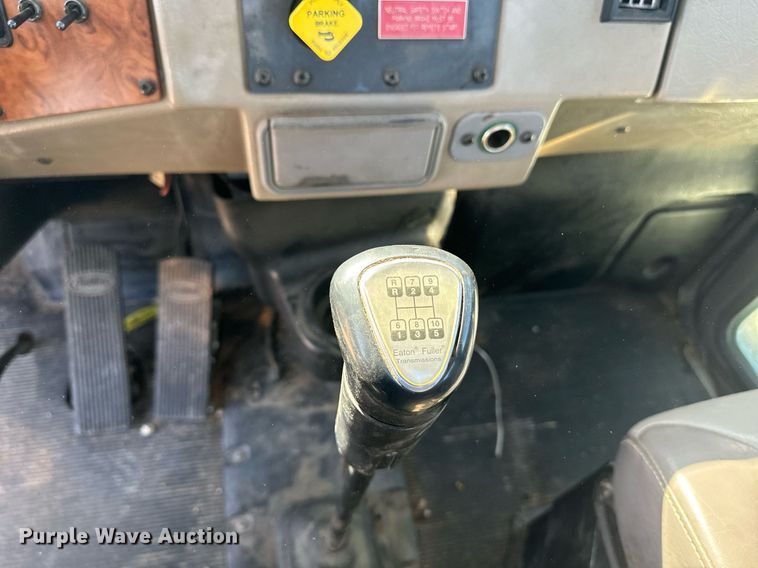 image for item EE7852 2009 Peterbilt 335 truck cab and chassis