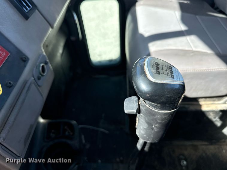 image for item EE7852 2009 Peterbilt 335 truck cab and chassis