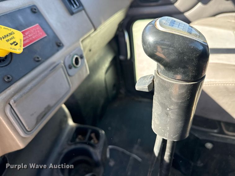 image for item EE7852 2009 Peterbilt 335 truck cab and chassis