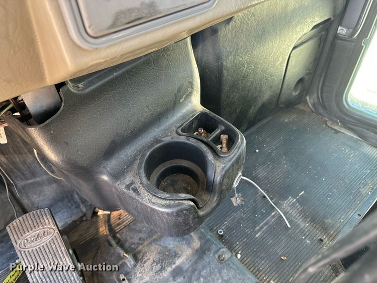 image for item EE7852 2009 Peterbilt 335 truck cab and chassis