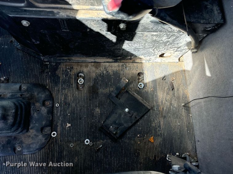 image for item EE7852 2009 Peterbilt 335 truck cab and chassis