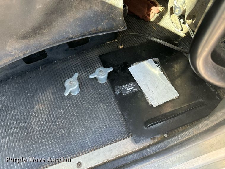 image for item EE7852 2009 Peterbilt 335 truck cab and chassis