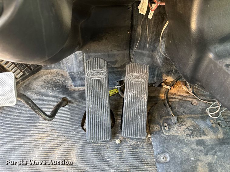 image for item EE7852 2009 Peterbilt 335 truck cab and chassis