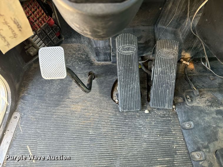 image for item EE7852 2009 Peterbilt 335 truck cab and chassis