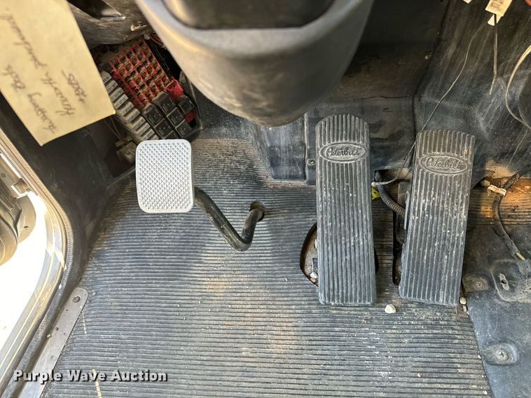 image for item EE7852 2009 Peterbilt 335 truck cab and chassis