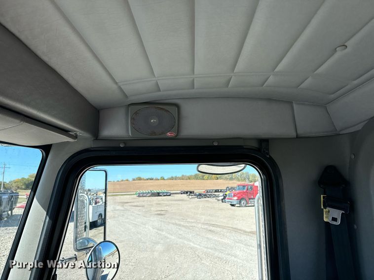 image for item EE7852 2009 Peterbilt 335 truck cab and chassis