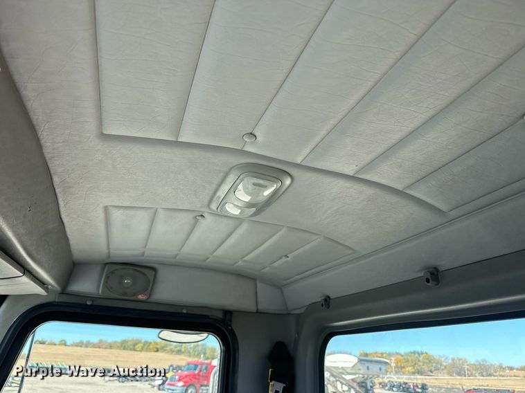 image for item EE7852 2009 Peterbilt 335 truck cab and chassis