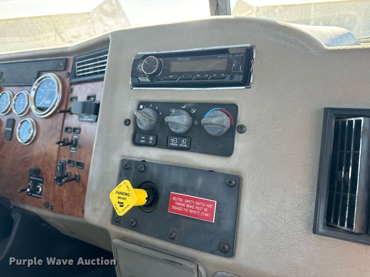 image for item EE7852 2009 Peterbilt 335 truck cab and chassis