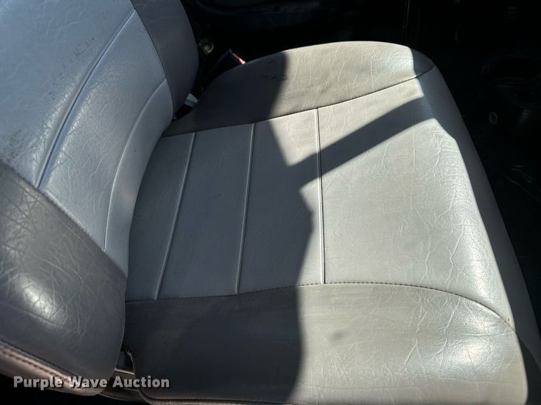 image for item EE7852 2009 Peterbilt 335 truck cab and chassis