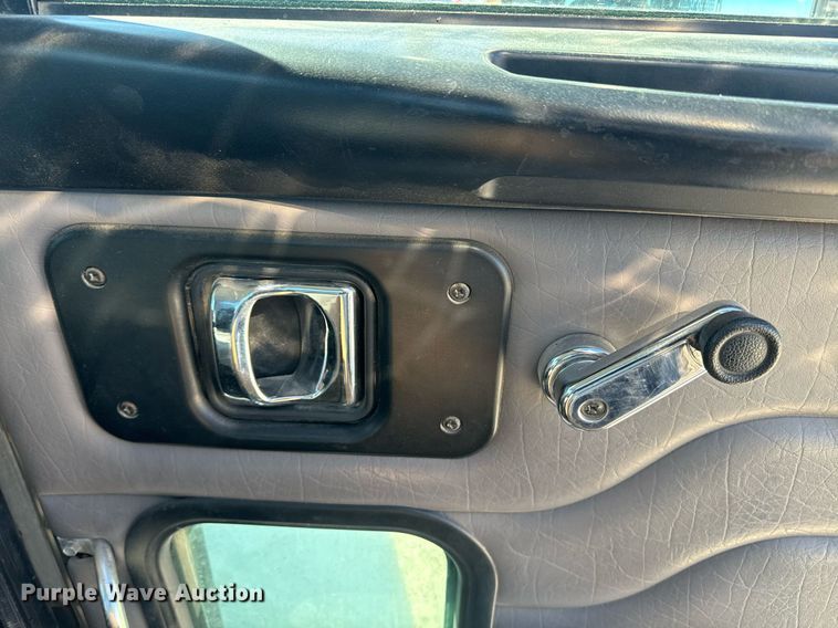 image for item EE7852 2009 Peterbilt 335 truck cab and chassis