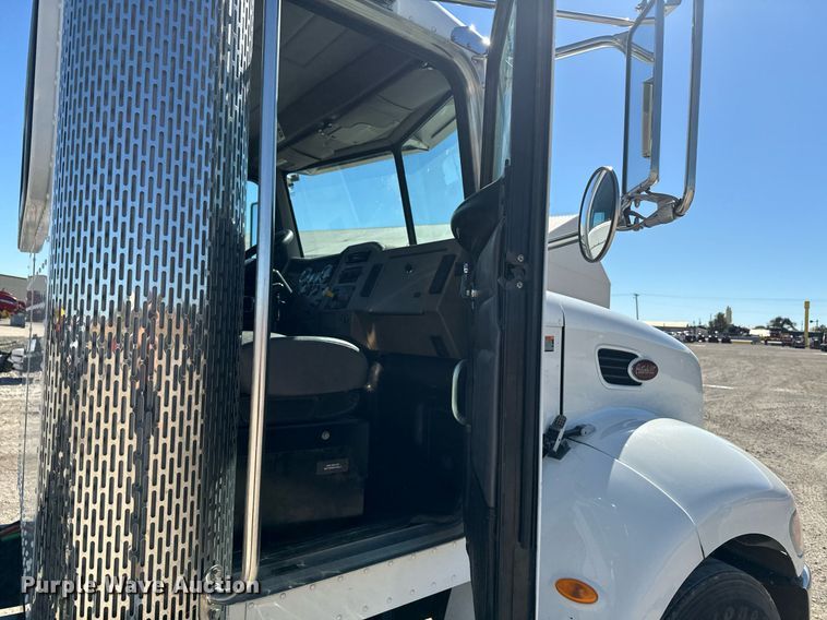 image for item EE7852 2009 Peterbilt 335 truck cab and chassis