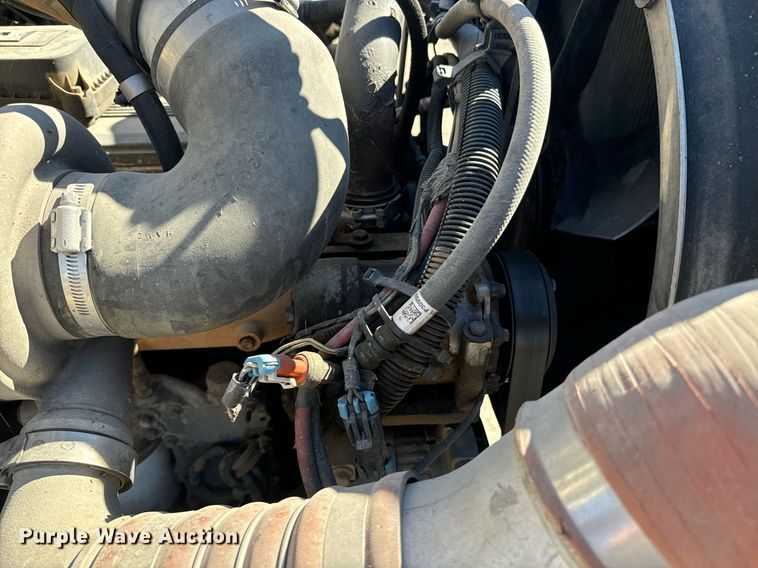 image for item EE7852 2009 Peterbilt 335 truck cab and chassis