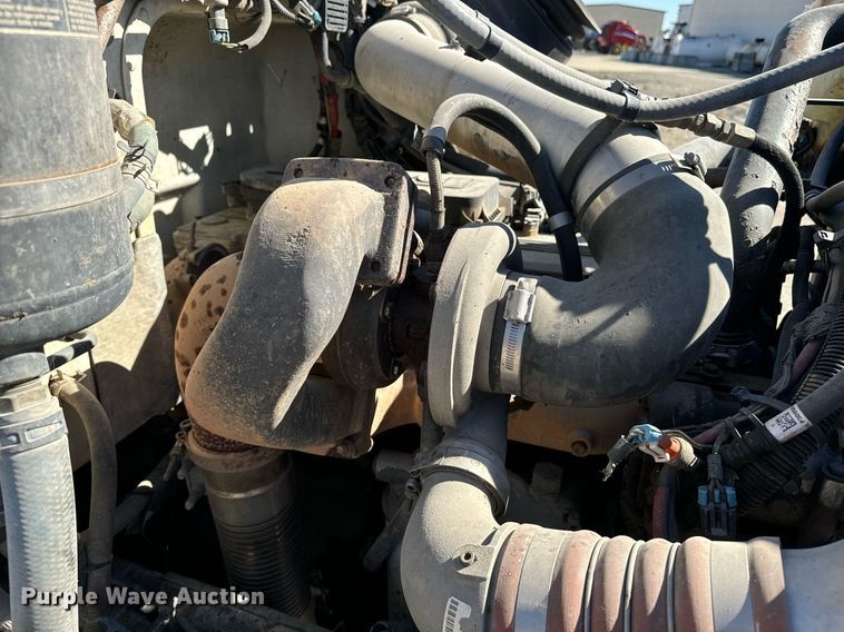 image for item EE7852 2009 Peterbilt 335 truck cab and chassis