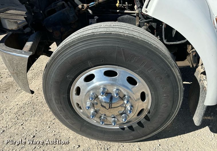 image for item EE7852 2009 Peterbilt 335 truck cab and chassis