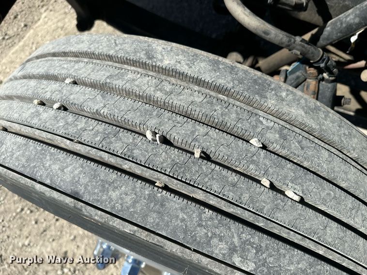 image for item EE7852 2009 Peterbilt 335 truck cab and chassis