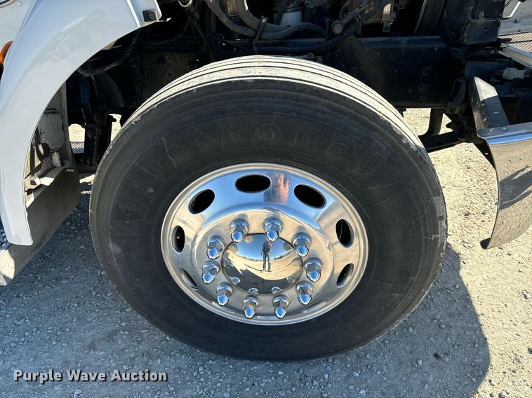 image for item EE7852 2009 Peterbilt 335 truck cab and chassis