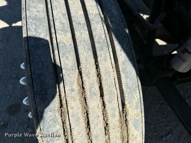 image for item EE7852 2009 Peterbilt 335 truck cab and chassis