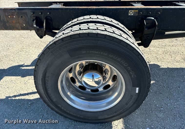 image for item EE7852 2009 Peterbilt 335 truck cab and chassis