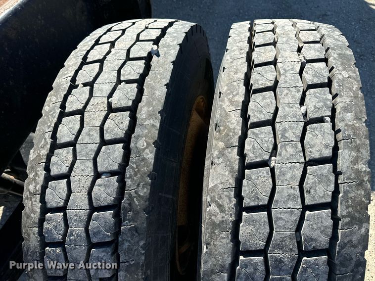 image for item EE7852 2009 Peterbilt 335 truck cab and chassis