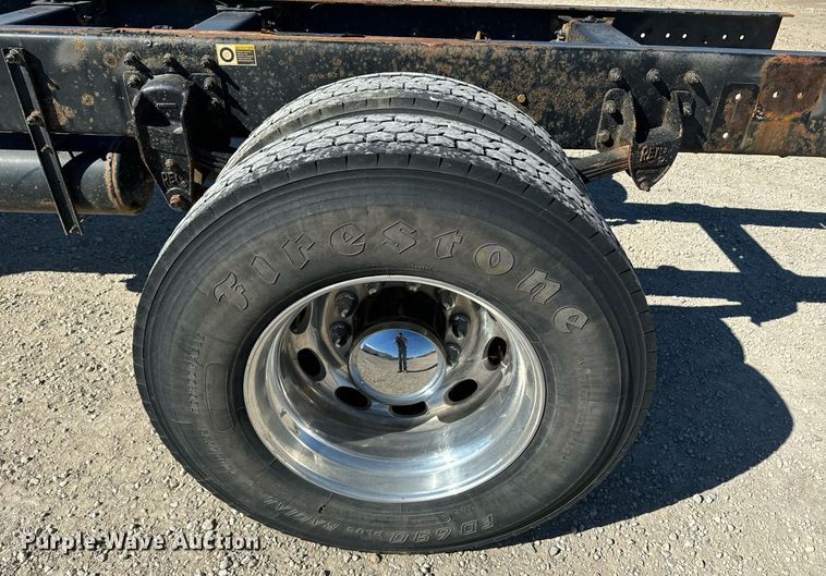 image for item EE7852 2009 Peterbilt 335 truck cab and chassis