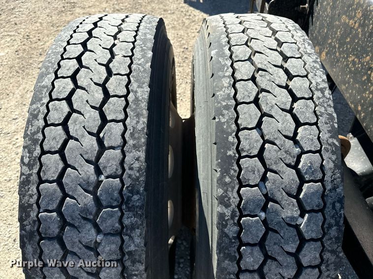 image for item EE7852 2009 Peterbilt 335 truck cab and chassis