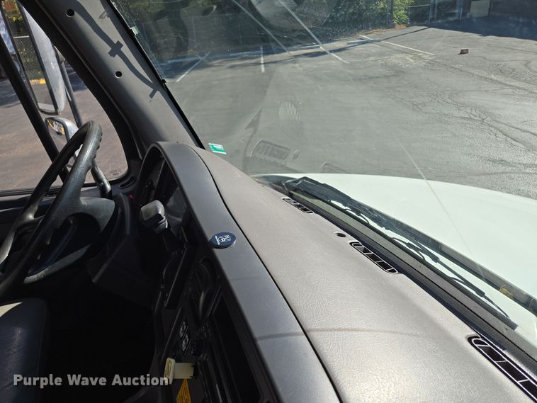 image for item EE8667 2012 Freightliner  Business Class M2 box truck