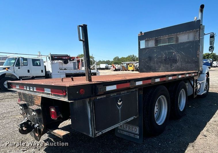 image for item EG1021 2004 Freightliner  Columbia flatbed truck