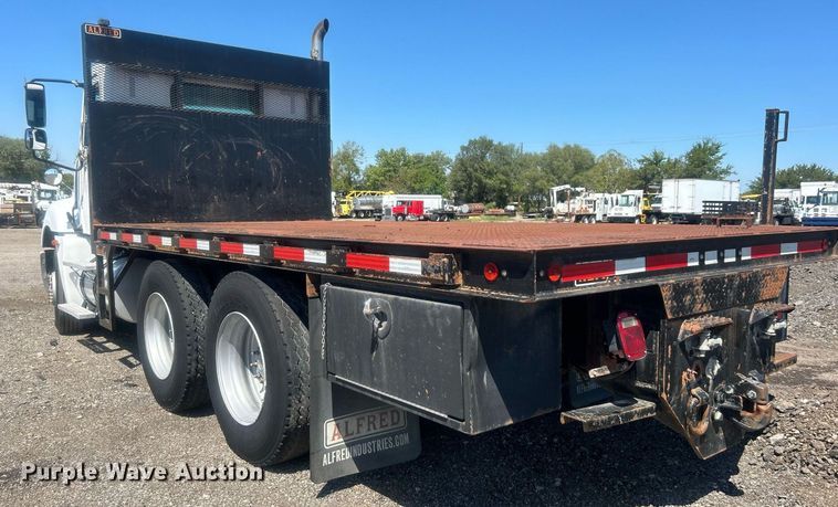 image for item EG1021 2004 Freightliner  Columbia flatbed truck