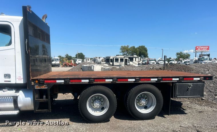 image for item EG1021 2004 Freightliner  Columbia flatbed truck