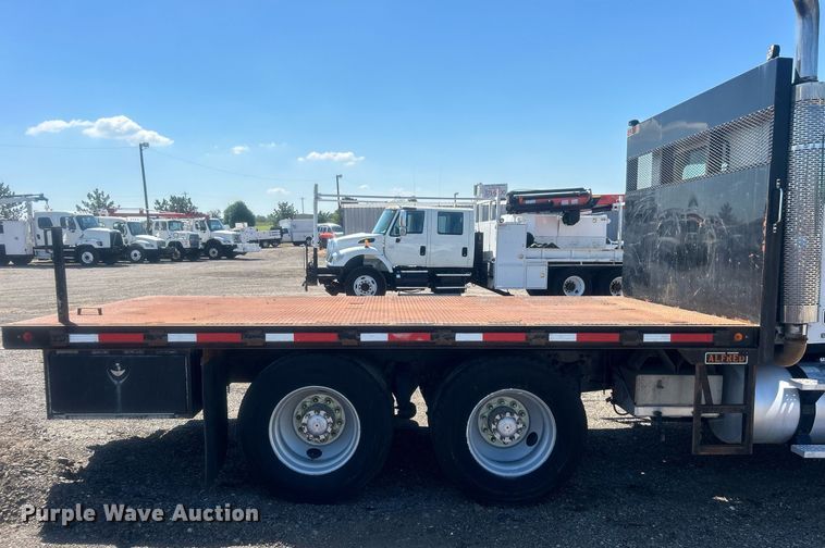 image for item EG1021 2004 Freightliner  Columbia flatbed truck