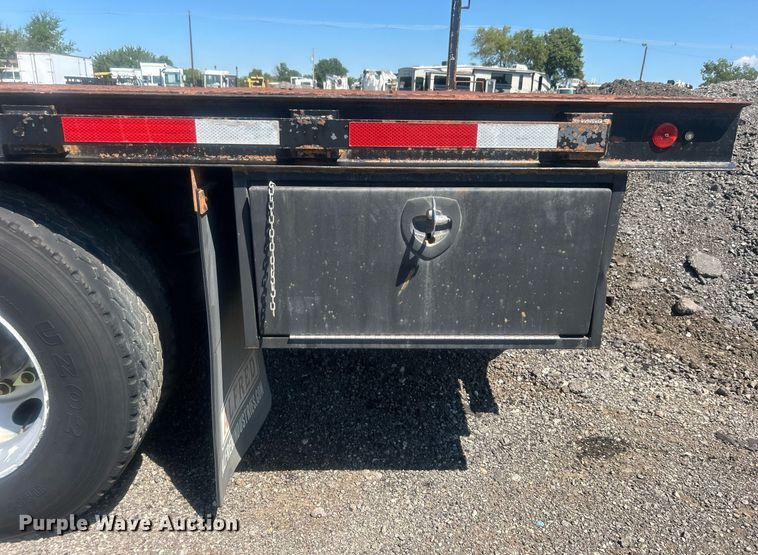 image for item EG1021 2004 Freightliner  Columbia flatbed truck
