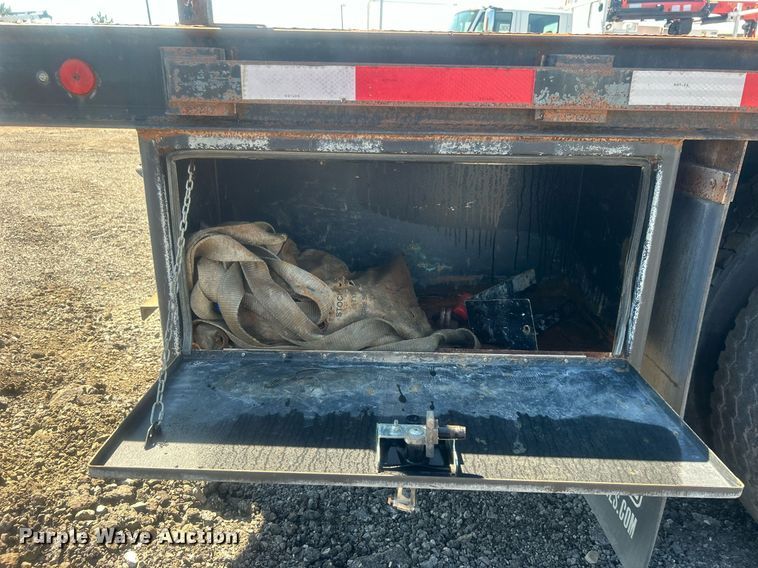 image for item EG1021 2004 Freightliner  Columbia flatbed truck