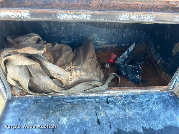 image for item EG1021 2004 Freightliner  Columbia flatbed truck