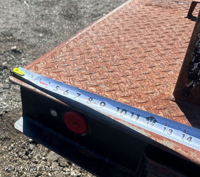 image for item EG1021 2004 Freightliner  Columbia flatbed truck